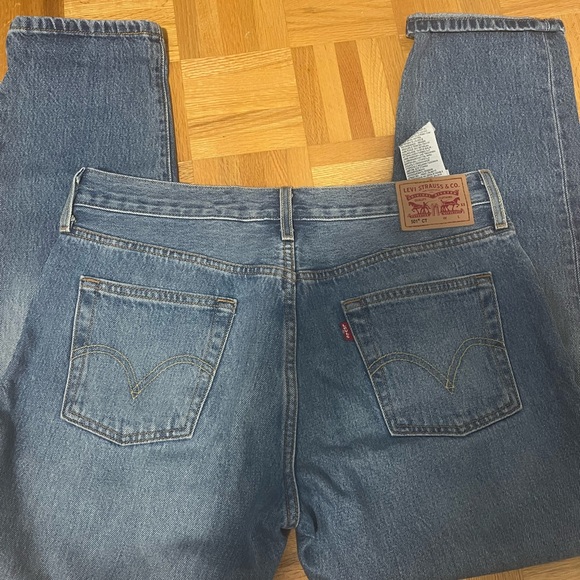 Levi’s Mom Jeans - Picture 2 of 3